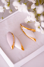 Load image into Gallery viewer, Earring Leafs White &amp; Blush