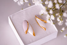 Load image into Gallery viewer, Earring Leafs White &amp; Blush