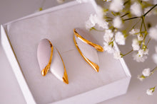 Load image into Gallery viewer, Earring Leafs White &amp; Blush