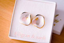 Laden Sie das Bild in den Galerie-Viewer, Wave Earring in Creamy Pastels &amp; Golden Dot