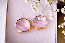 Laden Sie das Bild in den Galerie-Viewer, Wave Earrings in Soft Pink Stripes &amp; Golden Rim