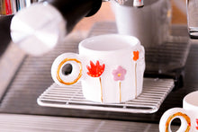 Laden Sie das Bild in den Galerie-Viewer, THE BLOOM 2er-Set Espresso Cups, 1.5 dl mit Untersetzer