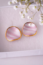 Laden Sie das Bild in den Galerie-Viewer, Wave Earrings in Soft Pink Stripes &amp; Golden Rim