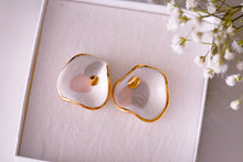 Laden Sie das Bild in den Galerie-Viewer, Wave Earring in Creamy Pastels &amp; Golden Dot