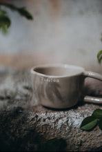 Laden Sie das Bild in den Galerie-Viewer, Pinch Cup - Warm Grey - Cappuccino &amp; Tea Cup, ca. 2.5 dl - O I A  ceramics